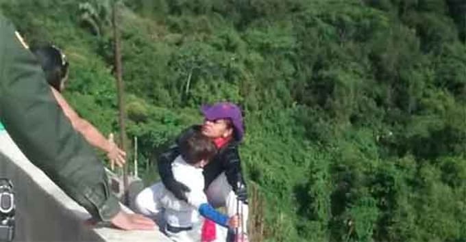Mujer se suicida de un puente con todo e hijo