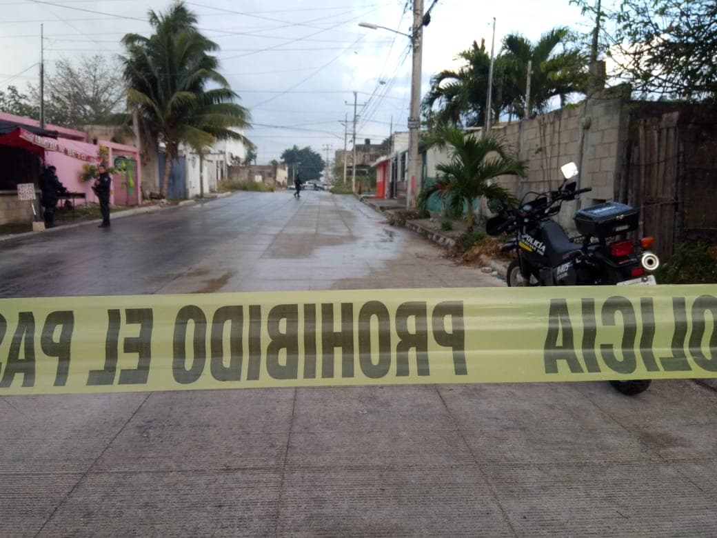 Dejan cuerpo "ensabanado" frente a la CFE en Benito Juárez