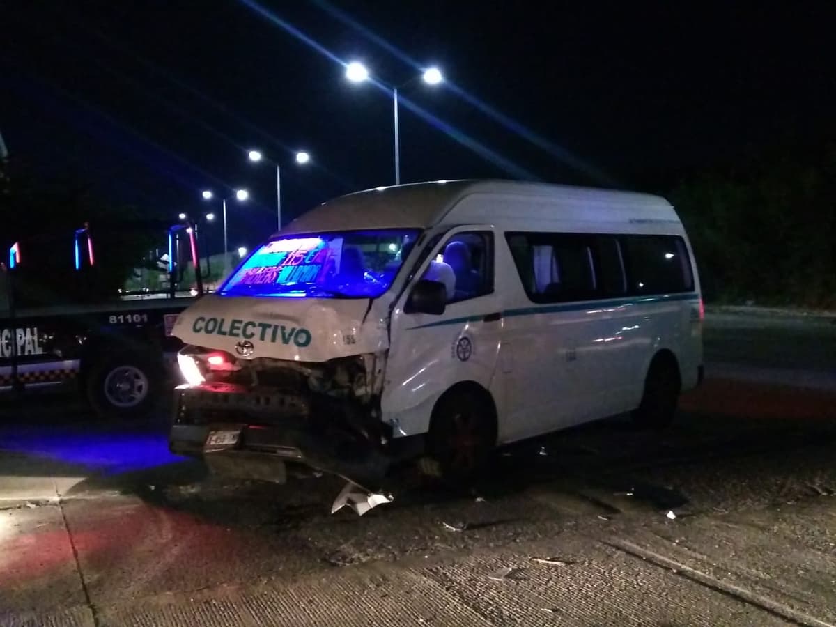 Choque de camioneta con combi deja seis lesionados