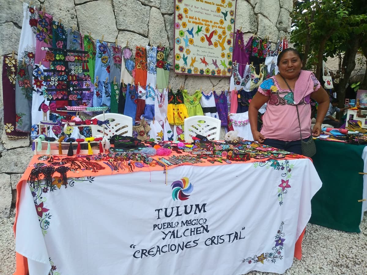 Hoteleros abren espacios para artesanos mayas en Akumal