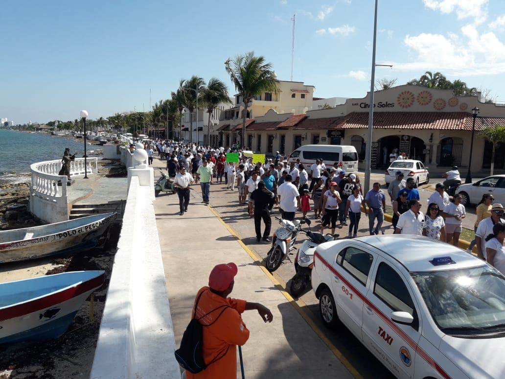 Protestan taxistas de Cozumel contra transportadoras federales