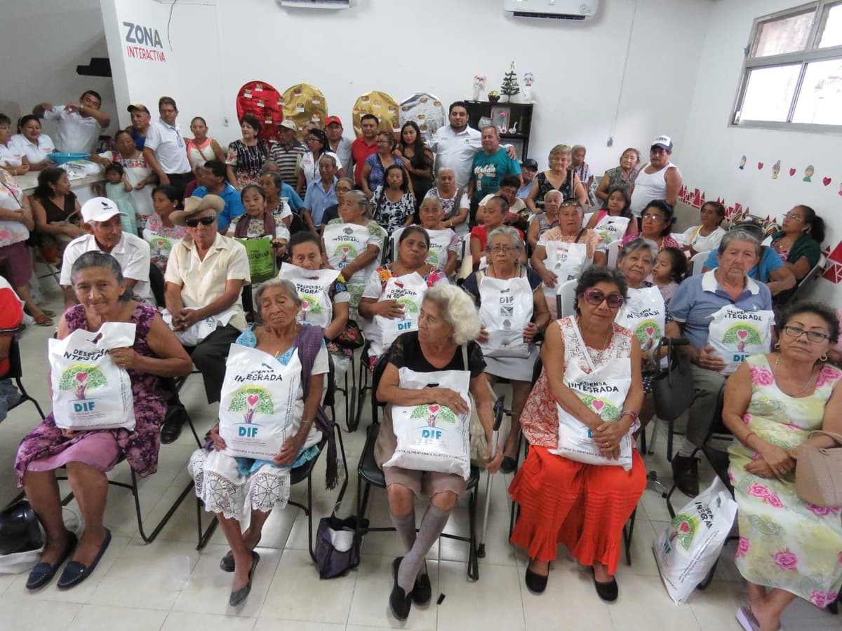 Ayuntamiento de Carrillo Puerto entrega despensas a adultos mayores