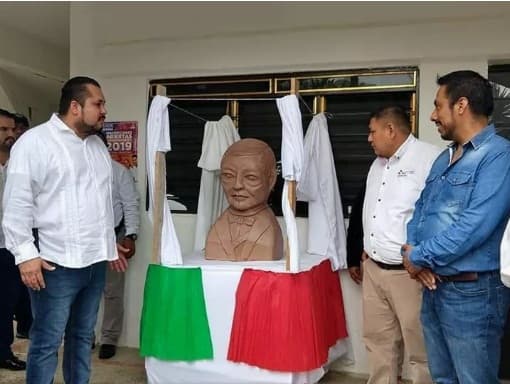 Busto de Benito Juárez parece sacado de "otro planeta"