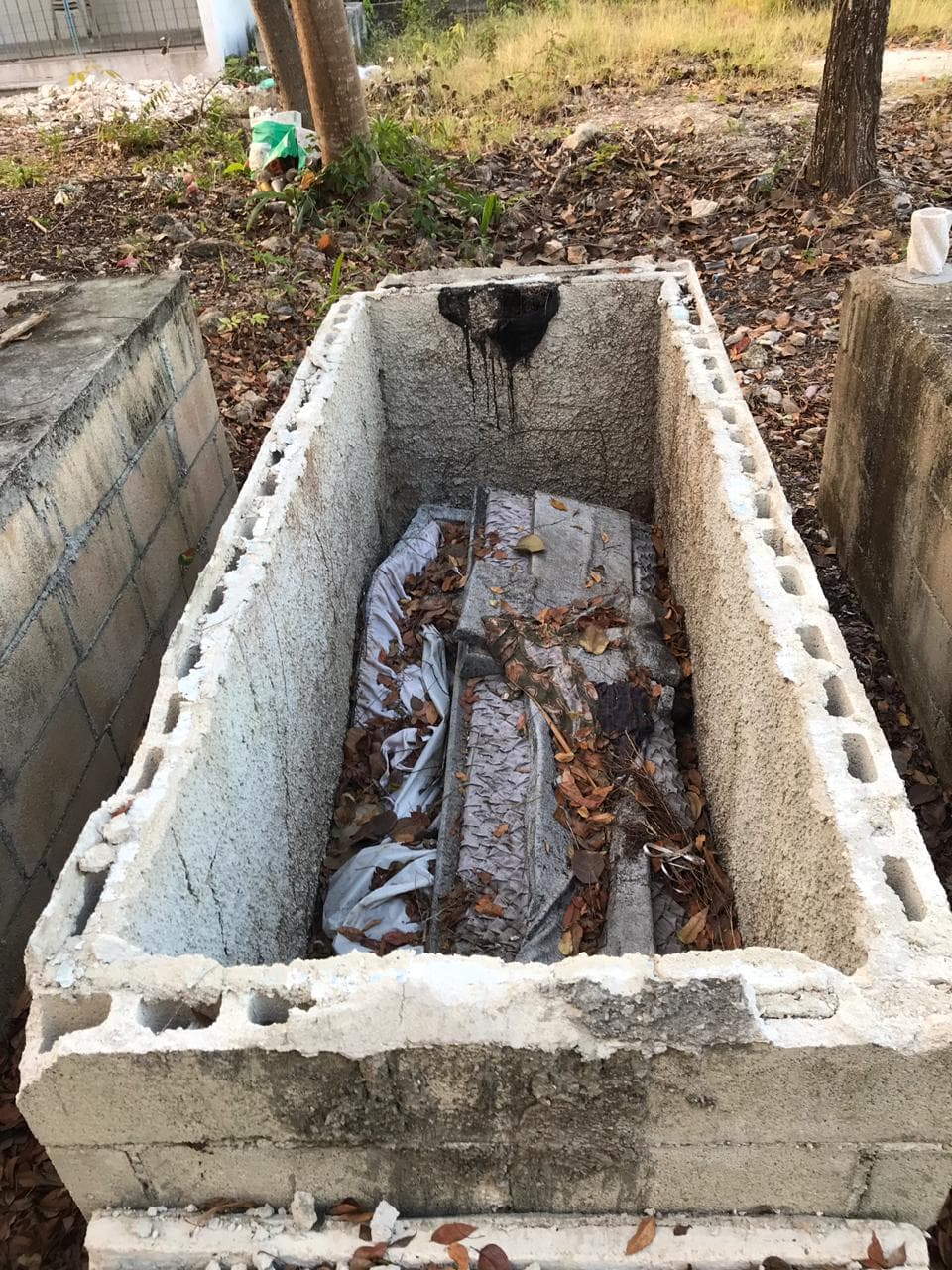 Tumbas están abiertas y con restos humanos expuestos en Chetumal