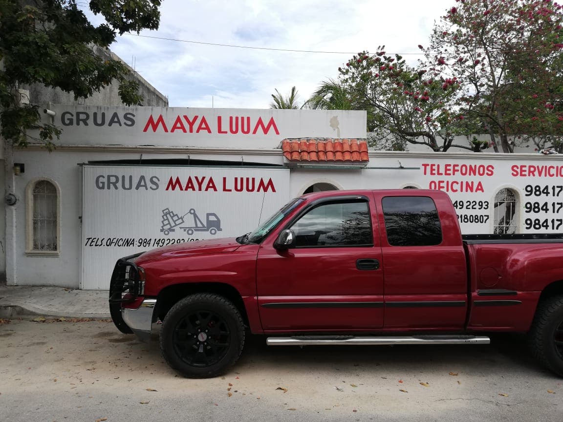 Encapuchados asaltan empresa de grúas de Playa del Carmen