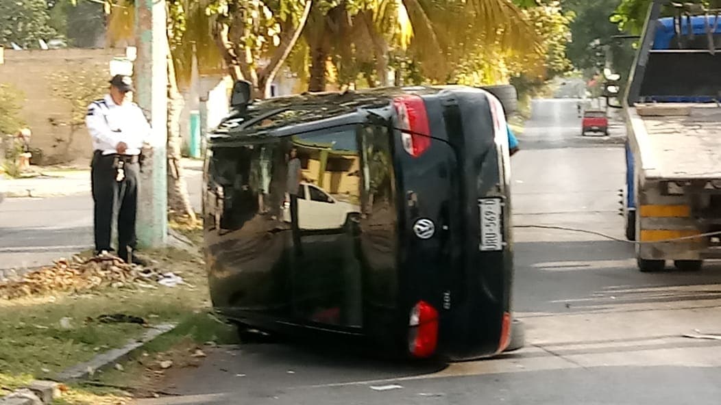 Se pasa alto y vuelca en Chetumal