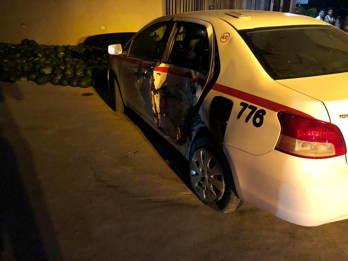 Encontronazo de tráiler y taxi en Tulum termina sin heridos