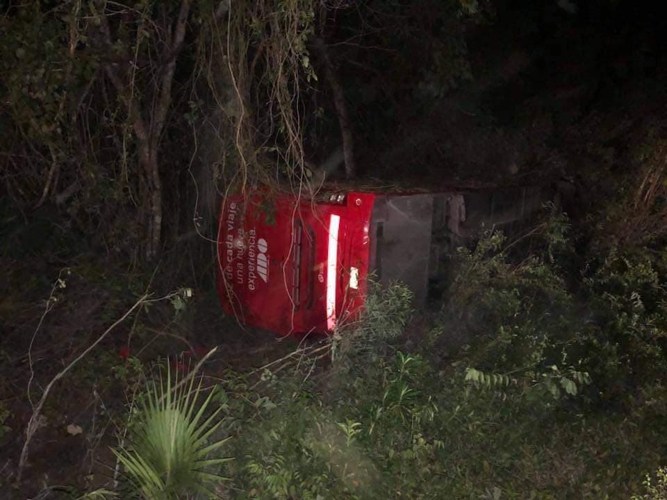 Vuelca camión de pasajeros antes de llegar a Cancún