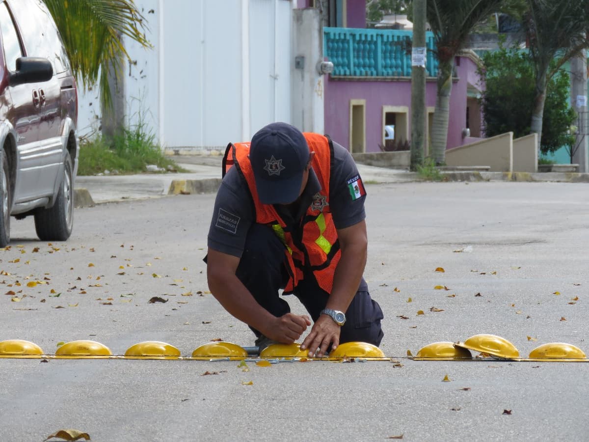 Colocan reductores de velocidad en Carrillo Puerto para seguridad de transeúntes