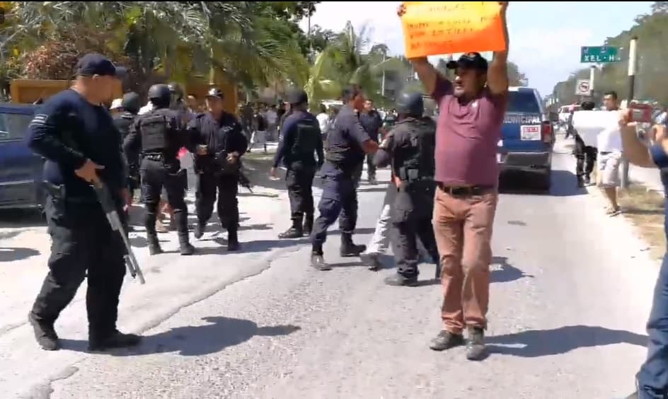 Bloquean familias desalojadas la zona hotelera de Tulum