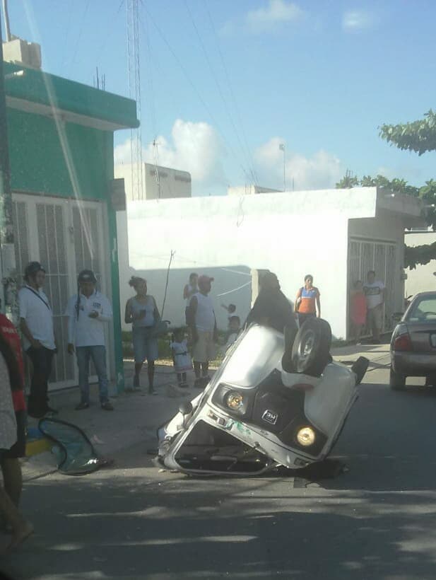 Mototaxi vuelca por querer pasar un tope en Villas del Sol