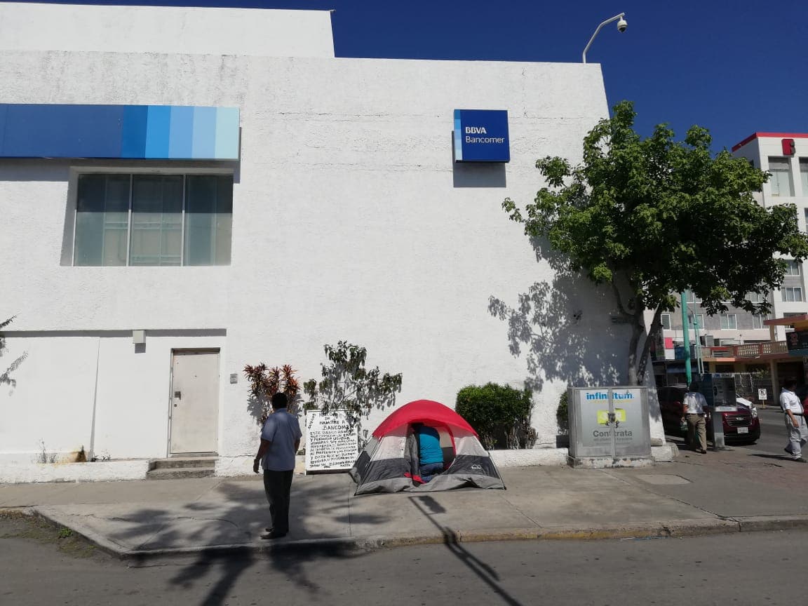 Maestra que denunció fraude de Bancomer, desiste de huelga de hambre