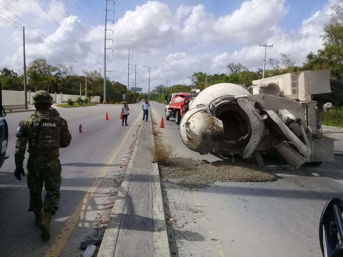 Vuelca camión cementero en Cancún