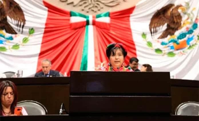 Indígena es ignorada en el Congreso por diputados distraídos en el celular