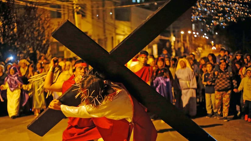 (Video) Perro "defiende" a Jesucristo de los soldados romanos en el viacrucis