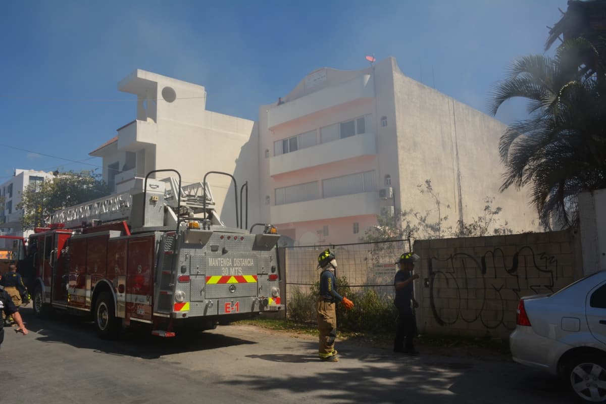 Arde maleza en el centro de Playa