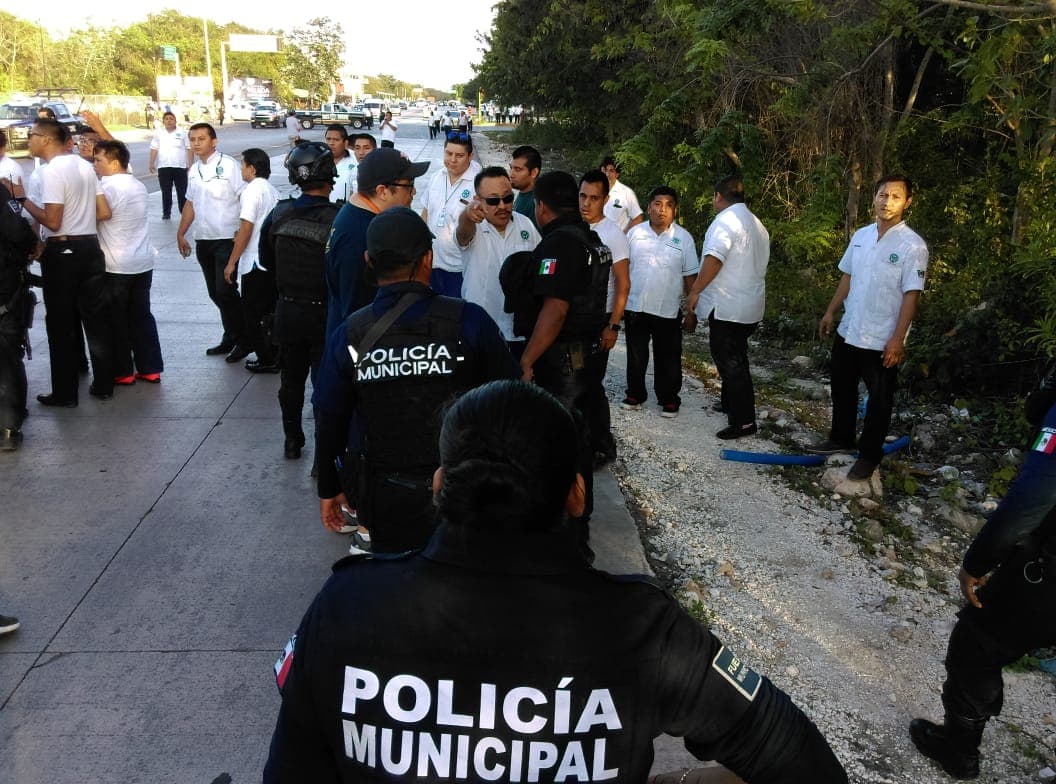 Estalla violencia en bloqueo taxista de Playa