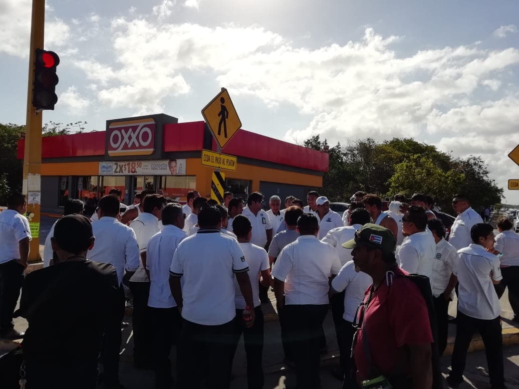 Taxistas bloquean avenida de Playa del Carmen