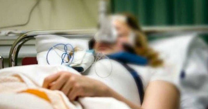 Mujer sufre derrame cerebral tras tronarse el cuello "para relajarse"