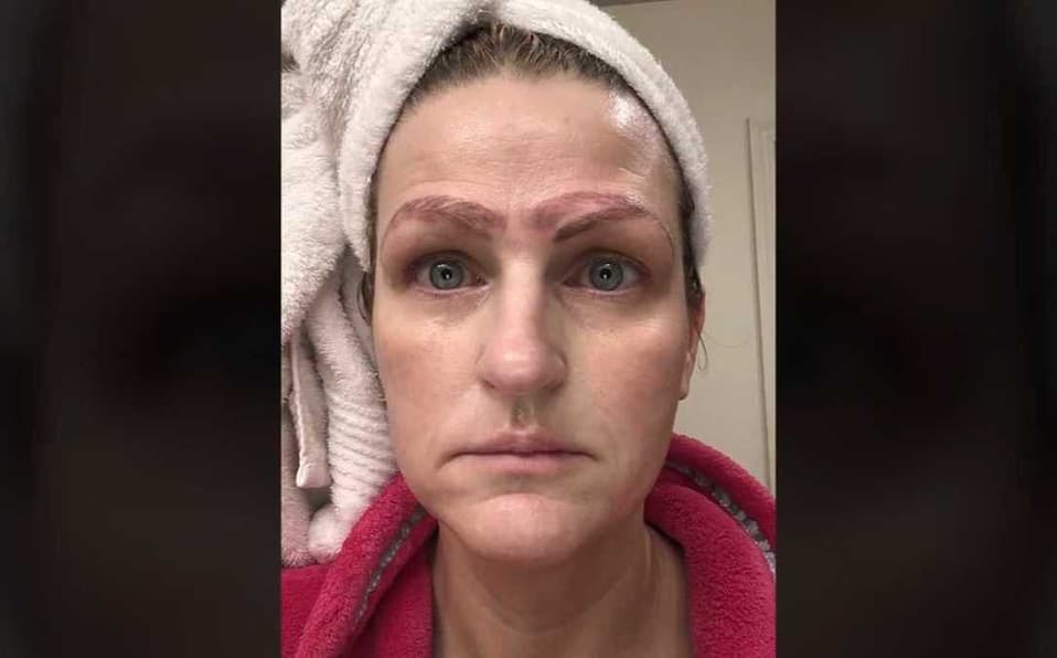 Mujer se somete a microblading y le sale con cuatro cejas