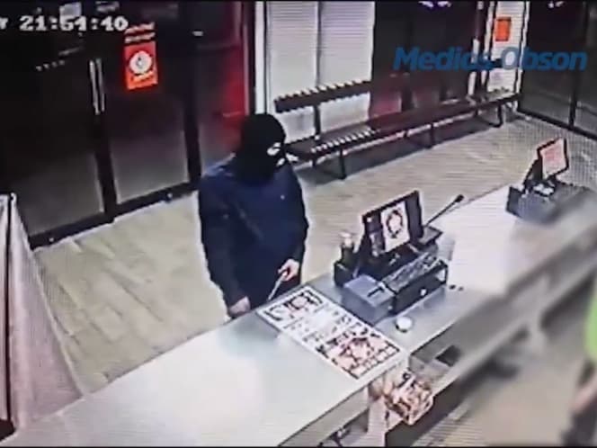 Ladrón intenta robar pizzería y pide le devuelvan su pistola después de ser golpeado