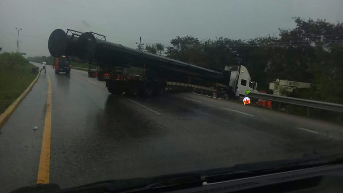 Choque de camión paraliza tránsito en carretera Puerto Morelos-Playa