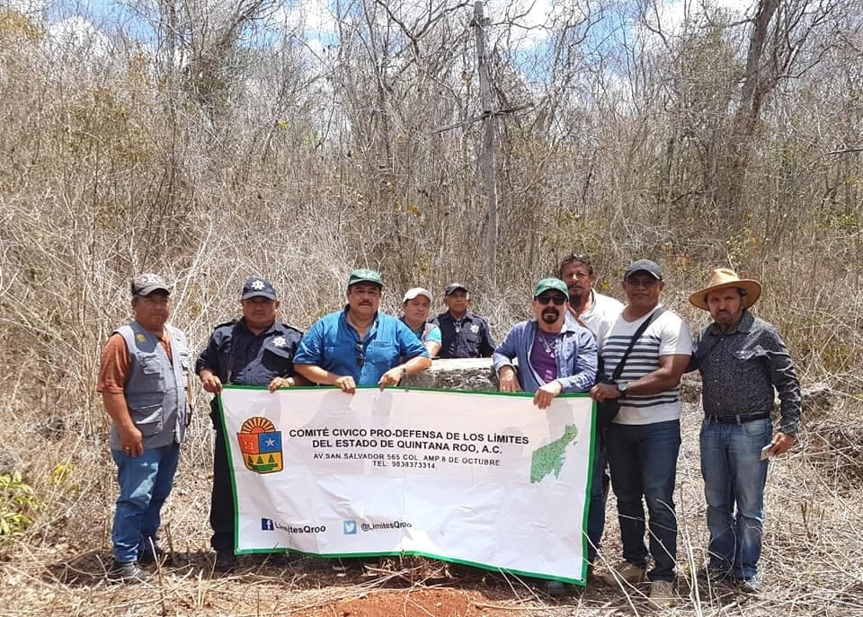 Acuden quintanarroenses al monumento del punto PUT