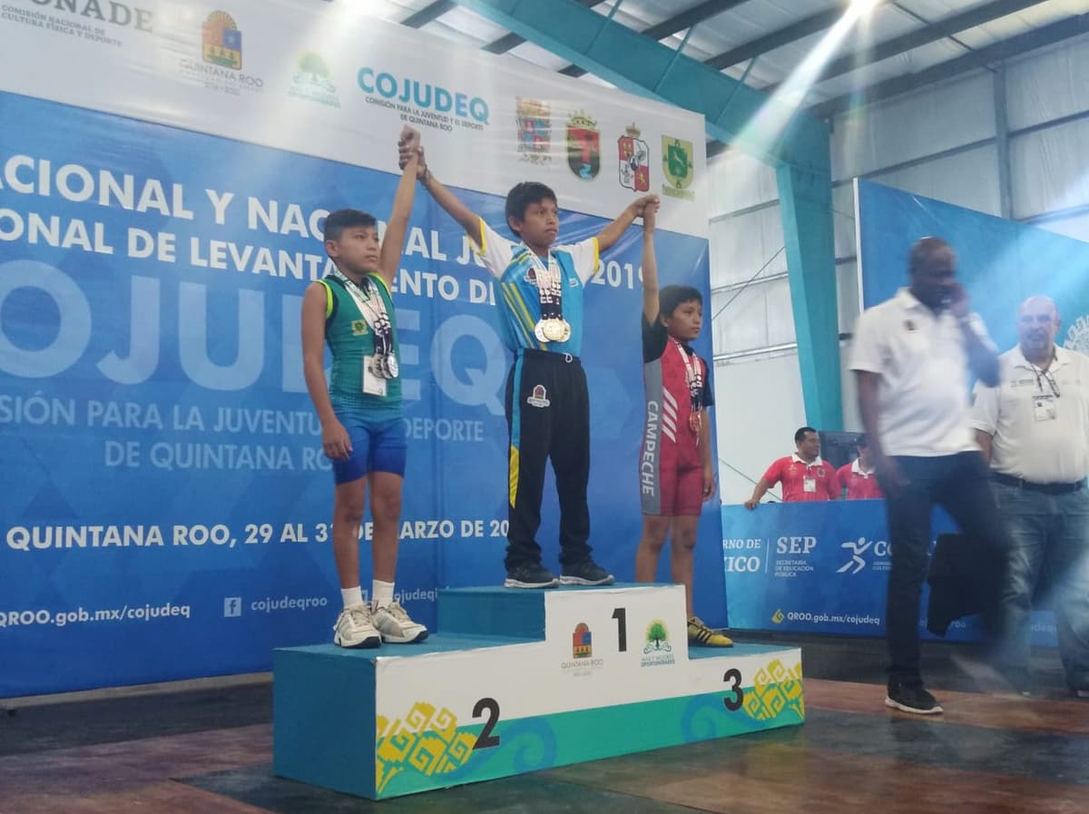 Logran jóvenes mayas 22 medallas en justa deportiva