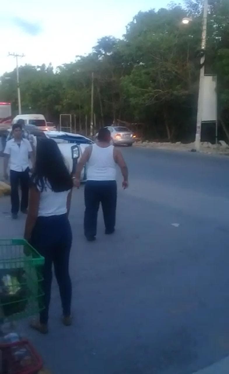 Destrozan taxistas de Tulum tres mototaxis