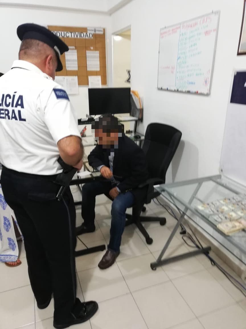 Lo "cachan" con el maletón de dinero en aeropuerto de Cancún: 100 mil dólares en efectivo