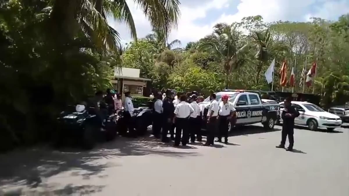 Bloquean taxistas de Cozumel entrada de hotel