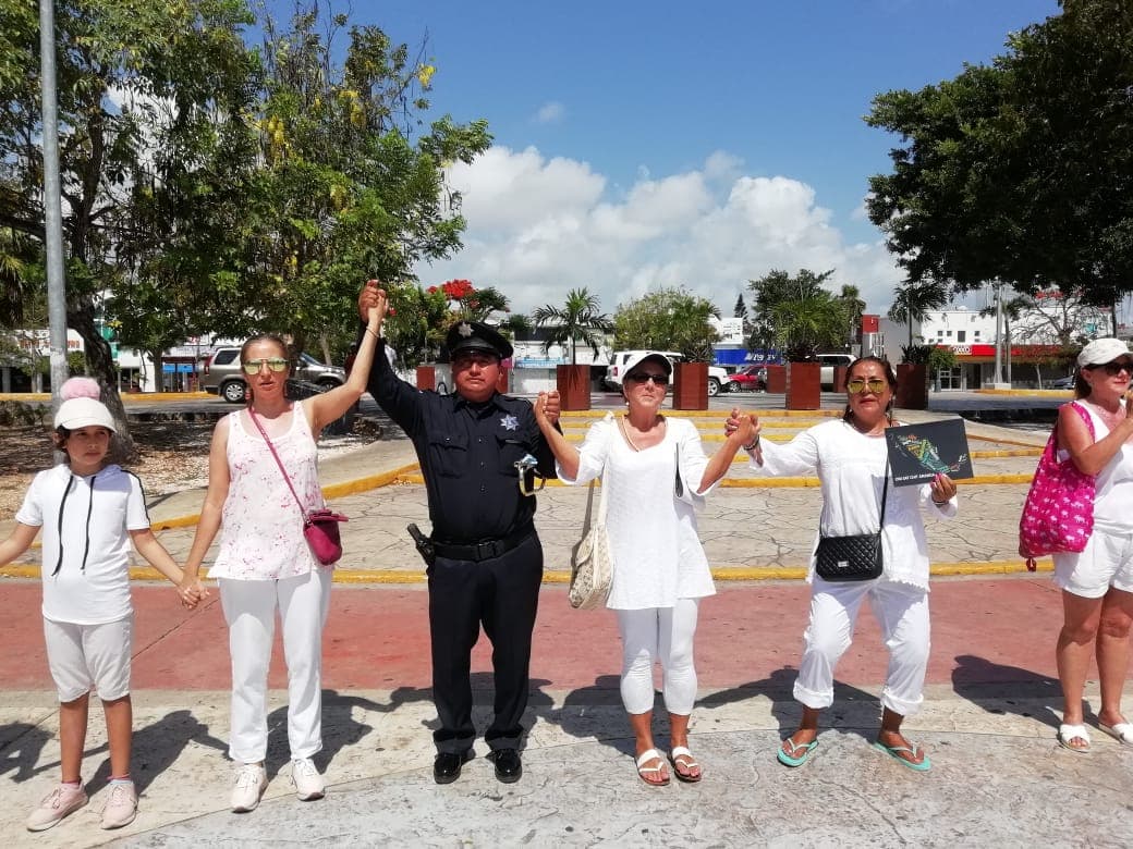 Policías se unen a cadena por la paz en Cancún