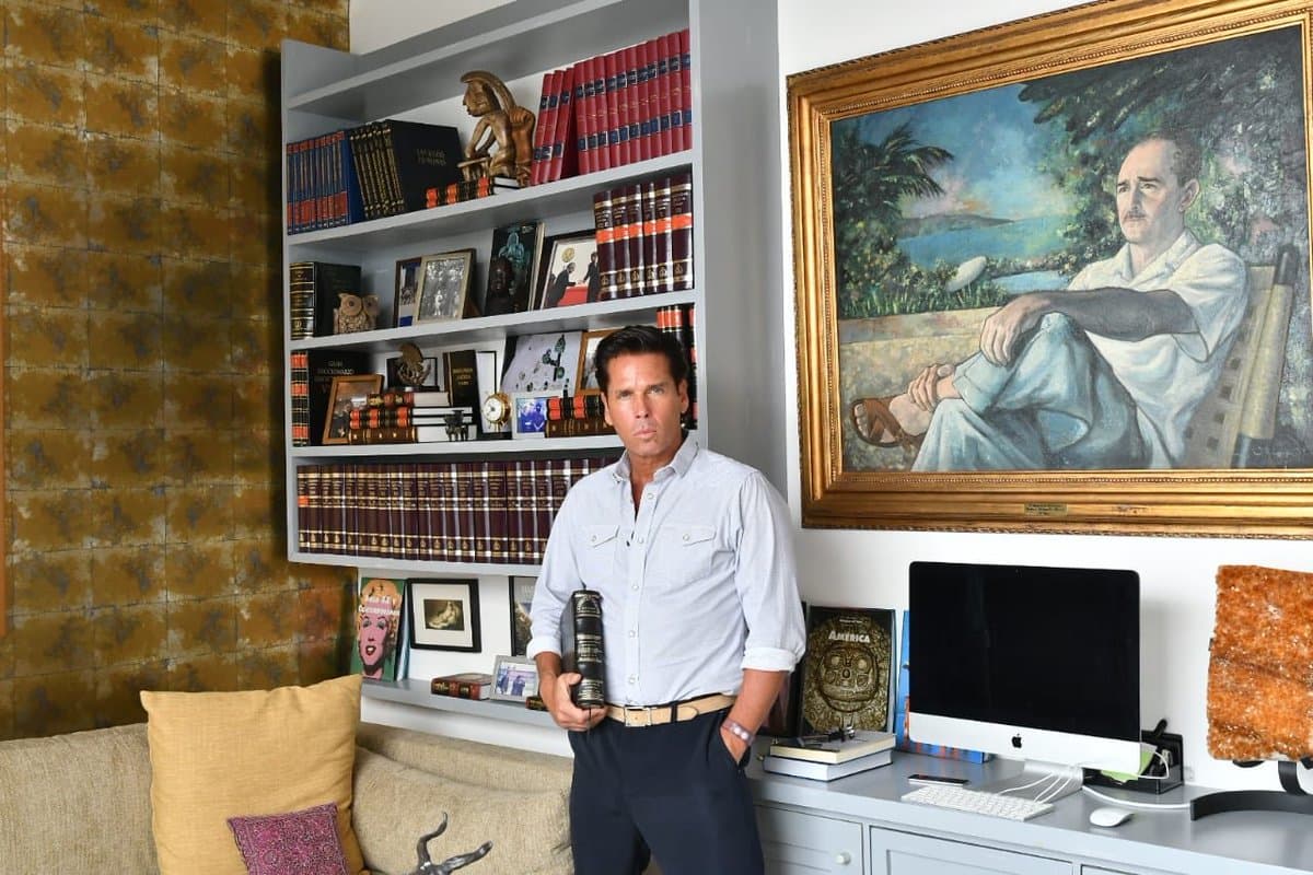 La "biblioteca" de Roberto Palazuelos no es digna de las redes sociales