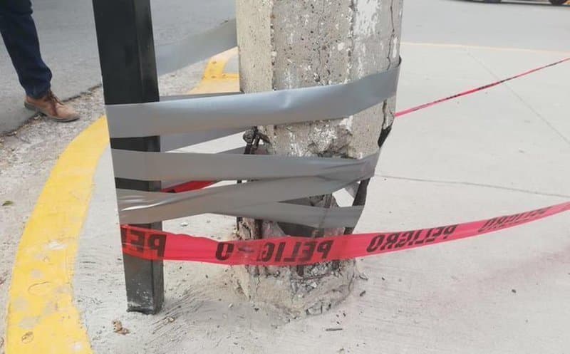 Exhiben a la CFE por "arreglar" poste con cinta