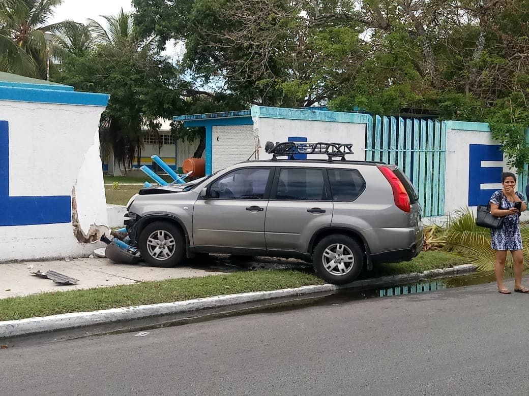 Joven toma coche de su papá y lo estampa contra barda de escuela, en Chetumal