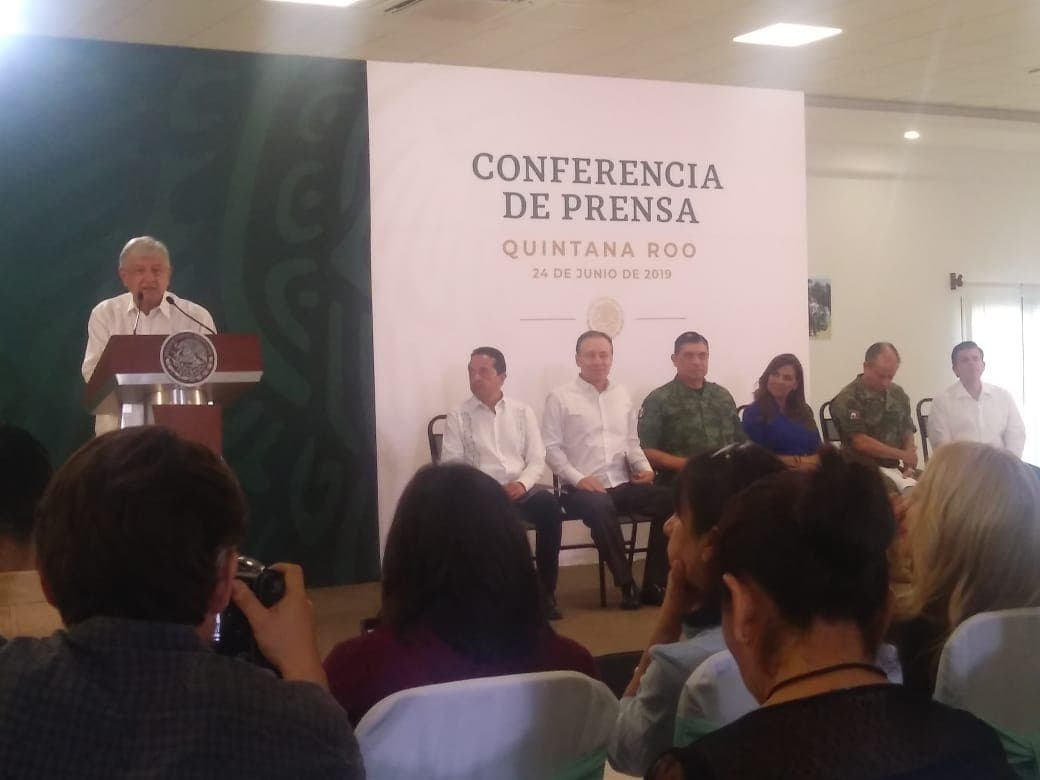 Insiste AMLO al afirmar que sargazo no es grave; medios locales le señalan lo contrario