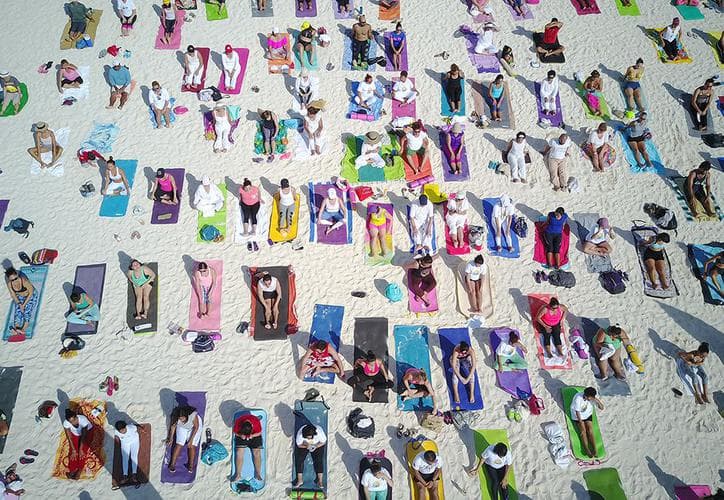 Playa Delfines será escenario de clase masiva de yoga este sábado