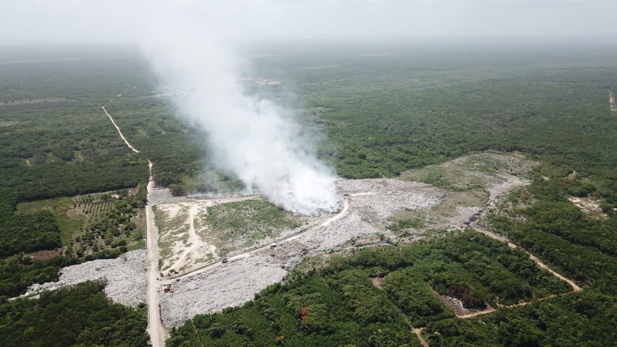 Van 6 días de incendio en el basurero de Chetumal sin lograr ser apagado
