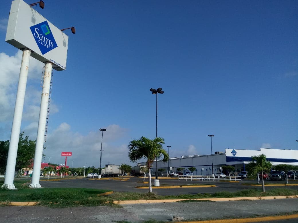 Roban contenedor en el Sam´s Club de Chetumal