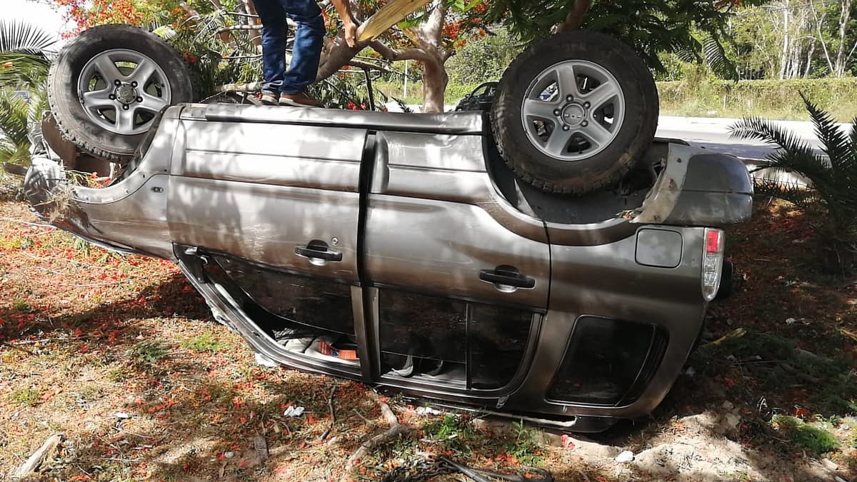 Vuelca camionetao en carretera Puerto Morelos-Playa del Carmen