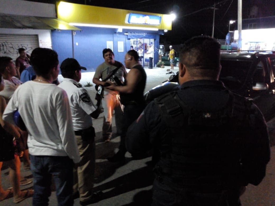 Policía arrolla a motociclista en Cancún