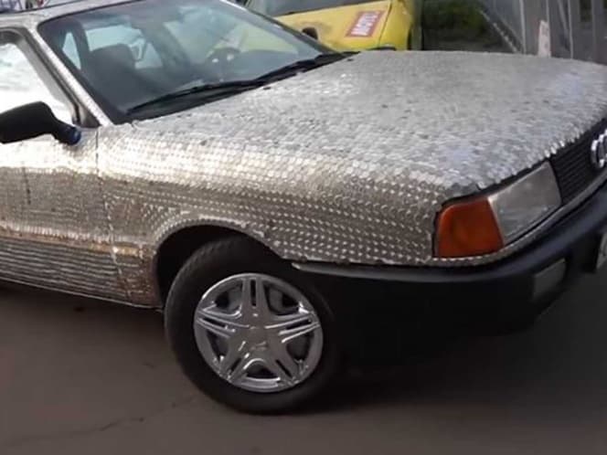 Coche es "tuneado" con puras monedas