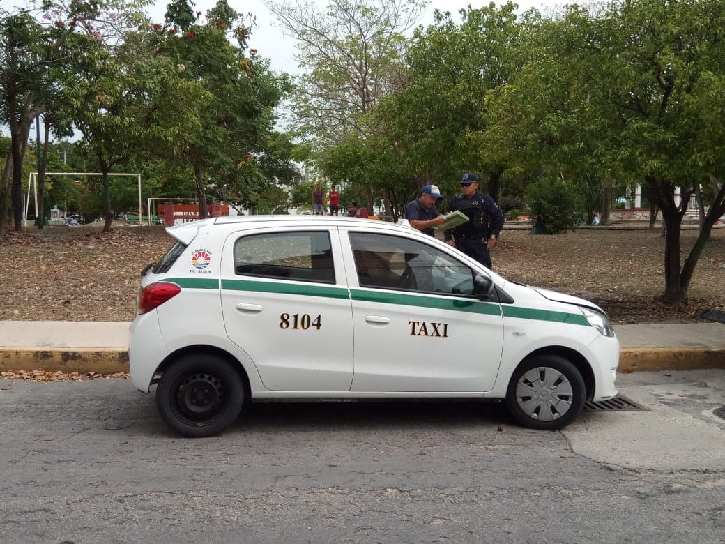 Hallan vehículo de taxista desaparecido en Cancún