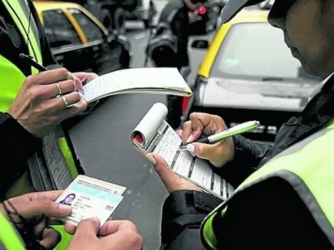 Oficial de tránsito multa a una mujer por "exceso de belleza"