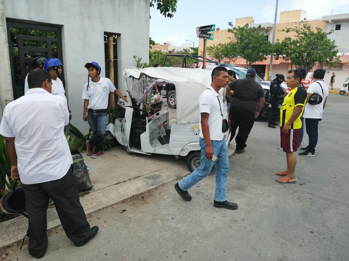 Mototaxi es lanzado como trompo, al chocar en Villas del Sol