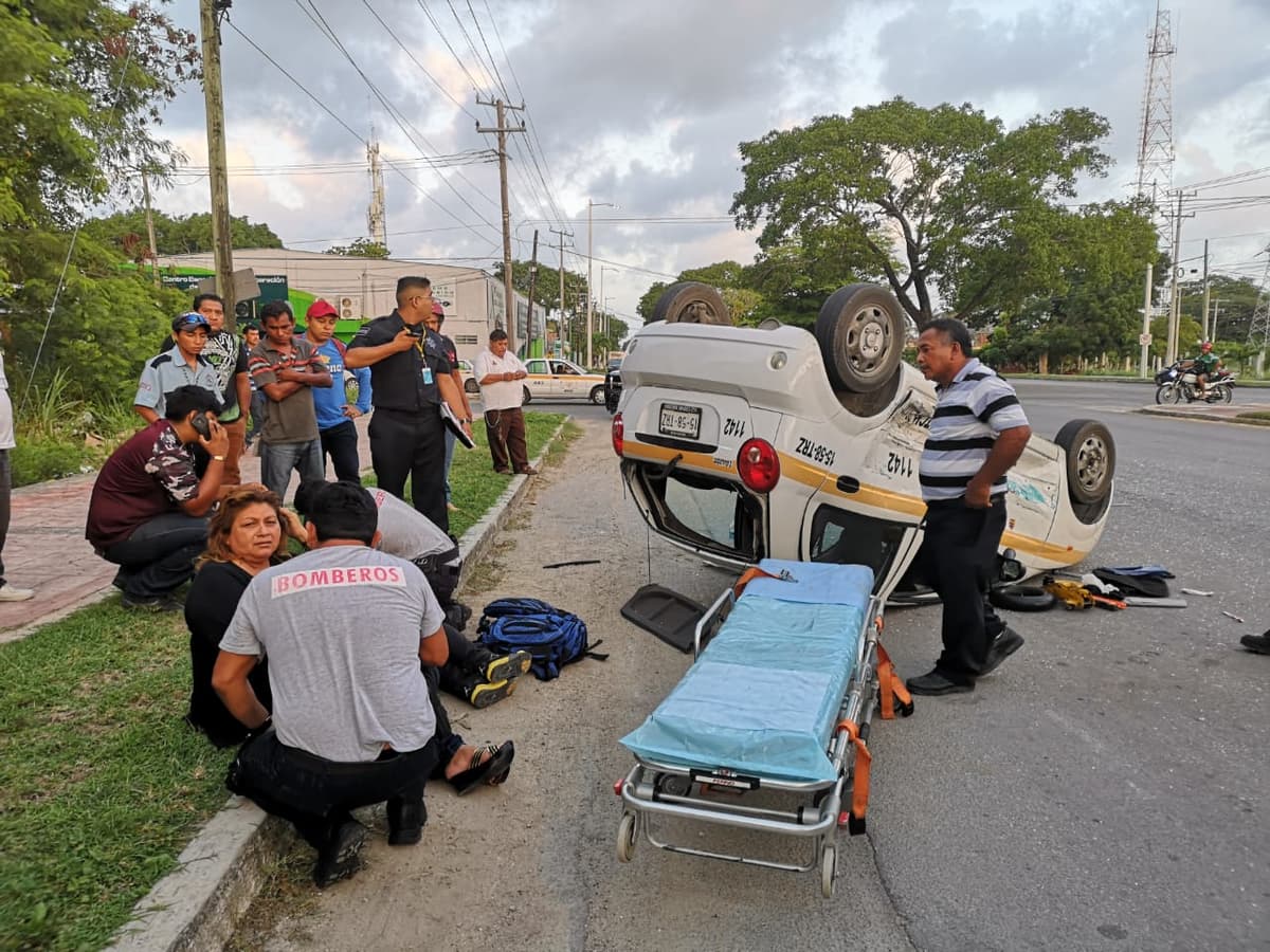 Taxi de Chetumal vuelca tras ser embestido
