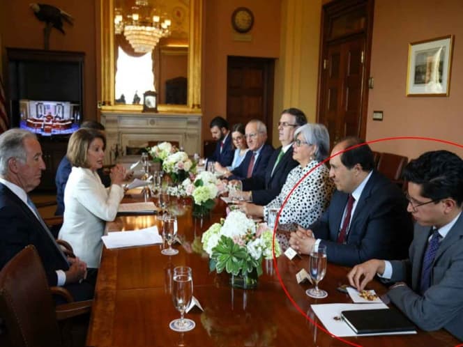 Funcionario se viraliza por "botanear" en reunión del T-MEC, le apodan #LordCacahuates