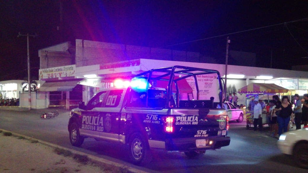 Sicarios le disparan a motociclista en Cancún, que alcanza a huir