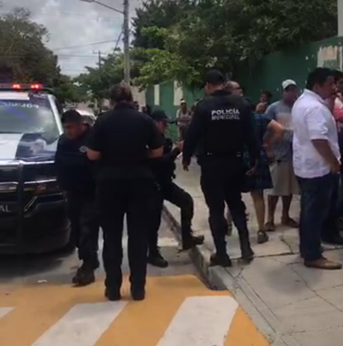 Roban grupo armando material electoral en casilla ubicada en escuela del Distrito 8