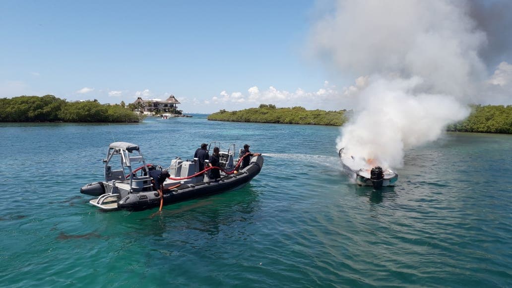 Se quema lancha en Isla Mujeres